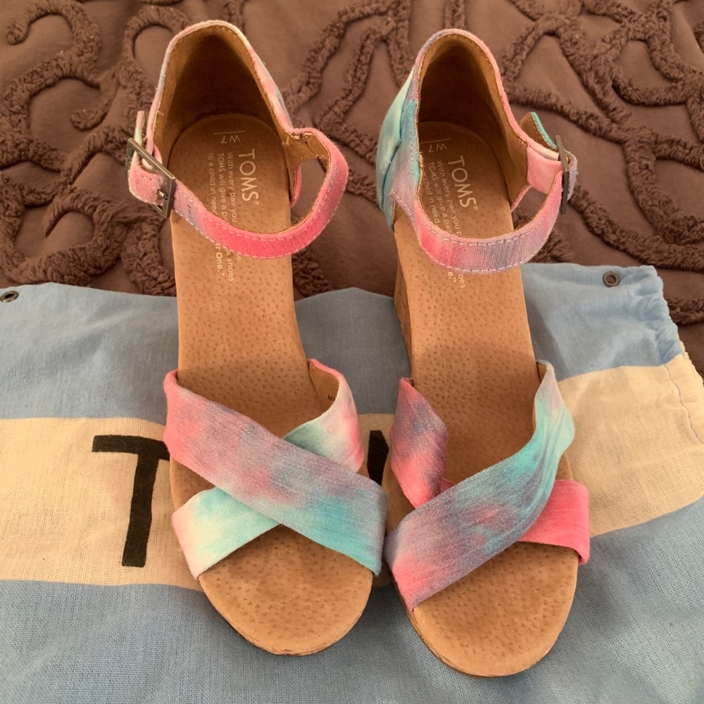 TOMS tie-dye wedges
